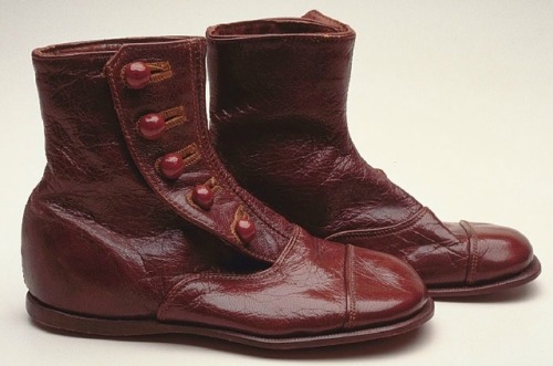 Children's burgundy button-up leather boots